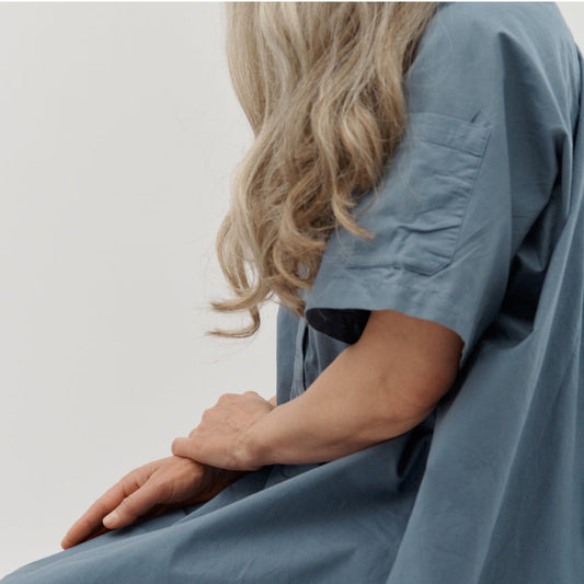 Kleidung in der Pflege: Zwischen Funktion, Würde und Ästhetik